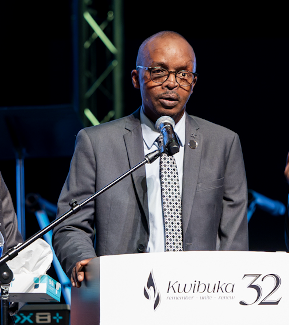 Révérien Rurangwa speaking at a commemoration event